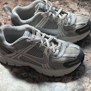 Nike Vomero 5 Light Gray and White Athletic Shoes Size 1Y